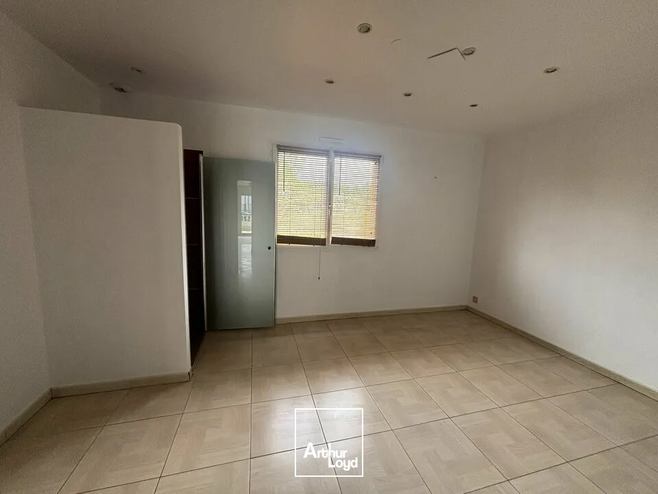 À LOUER  LOCAL COMMERCIAL / BUREAUX DE PLAIN-PIED  113 m²  ZONE NORD LA ROCHE-SUR-YON