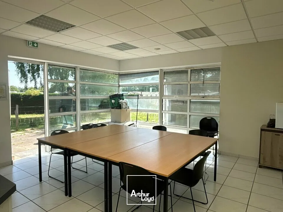 À VENDRE  BUREAUX 600 M²  PROCHE LA ROCHE-SUR-YON  ZONE D'ACTIVITES  PARKINGS