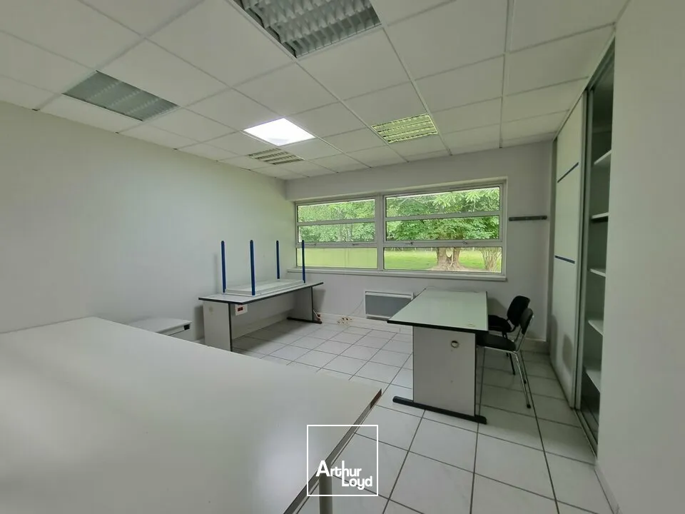 À VENDRE  BUREAUX 600 M²  PROCHE LA ROCHE-SUR-YON  ZONE D'ACTIVITES  PARKINGS