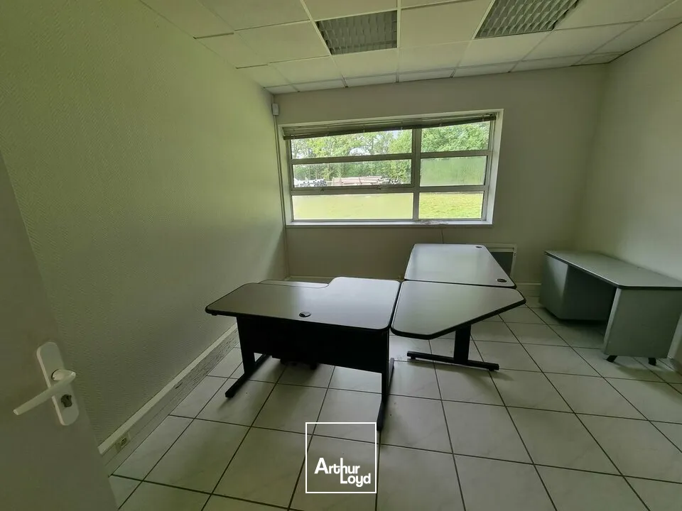 À VENDRE  BUREAUX 600 M²  PROCHE LA ROCHE-SUR-YON  ZONE D'ACTIVITES  PARKINGS