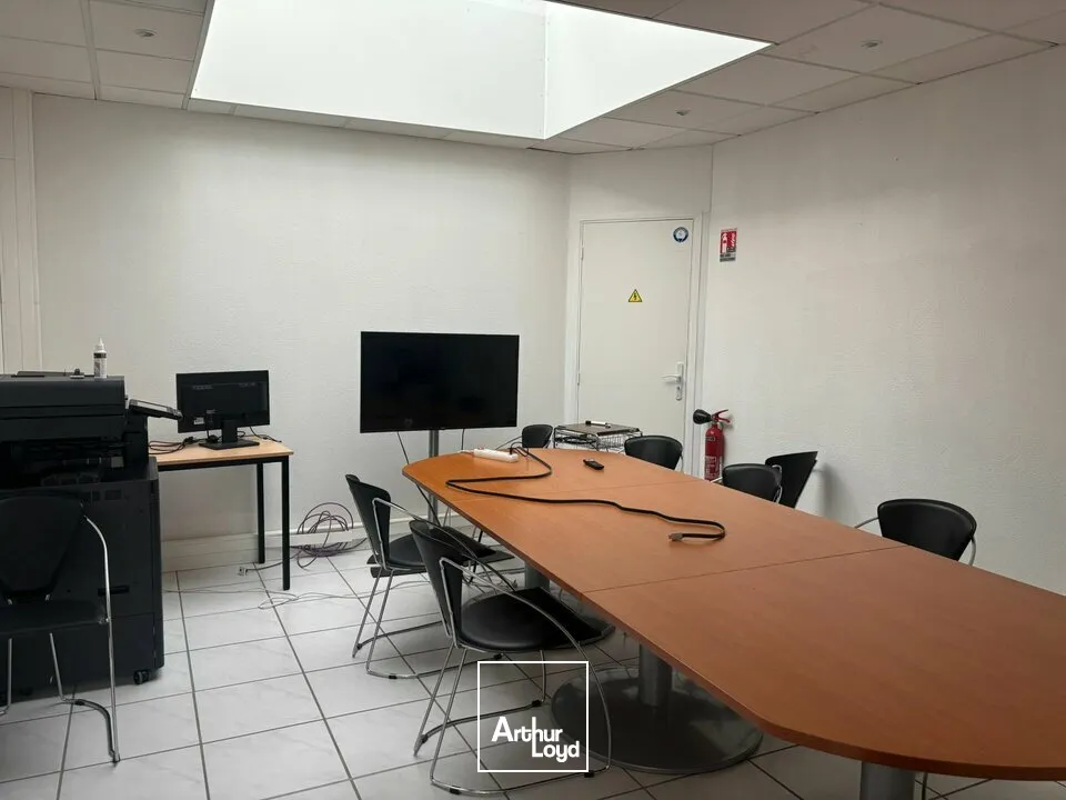 À VENDRE  BUREAUX 600 M²  PROCHE LA ROCHE-SUR-YON  ZONE D'ACTIVITES  PARKINGS