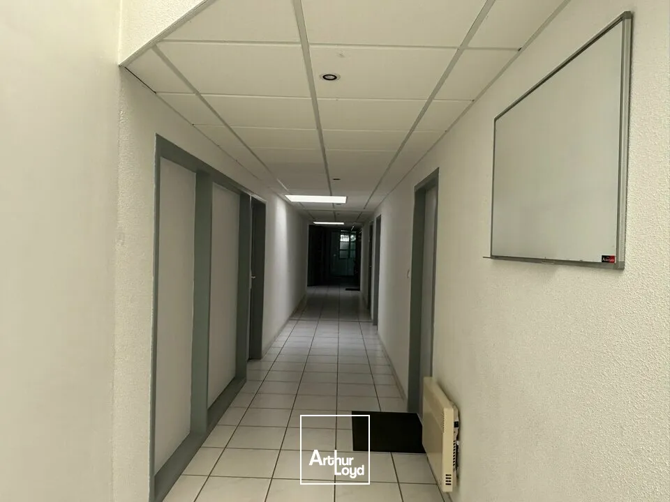 À VENDRE  BUREAUX 600 M²  PROCHE LA ROCHE-SUR-YON  ZONE D'ACTIVITES  PARKINGS