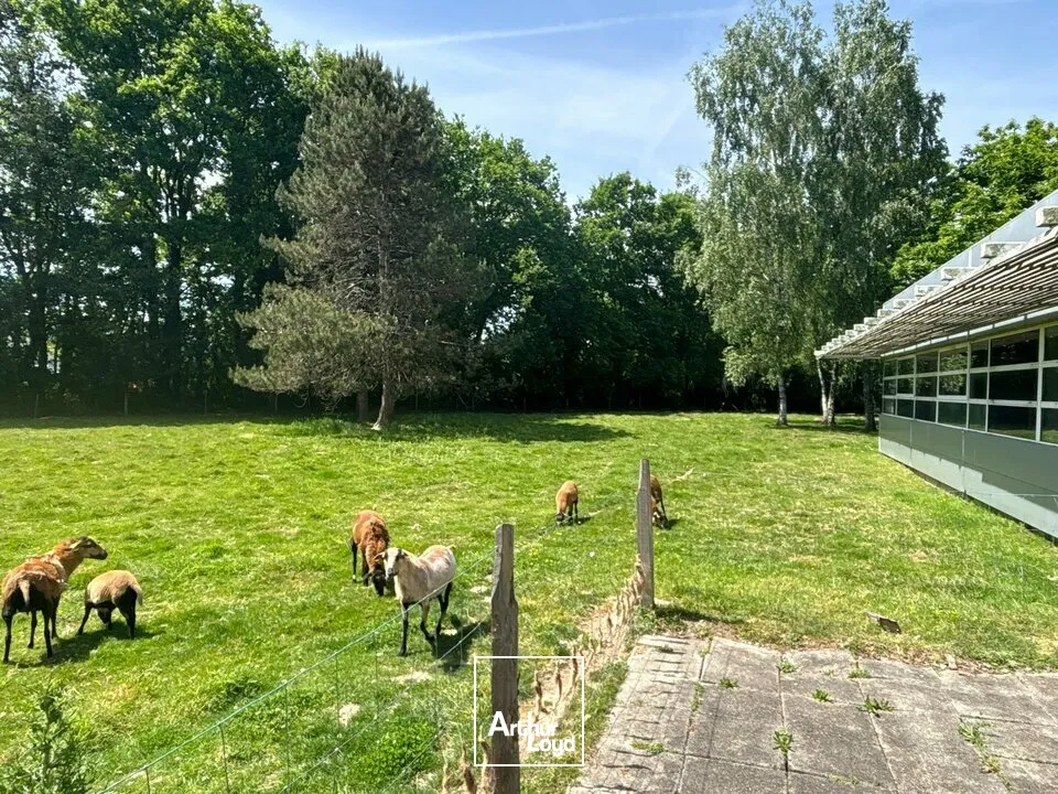 À VENDRE  BUREAUX 600 M²  PROCHE LA ROCHE-SUR-YON  ZONE D'ACTIVITES  PARKINGS