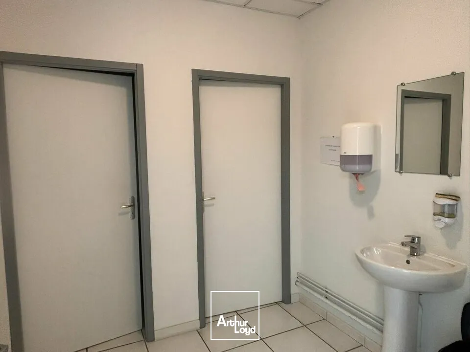 À VENDRE  BUREAUX 600 M²  PROCHE LA ROCHE-SUR-YON  ZONE D'ACTIVITES  PARKINGS