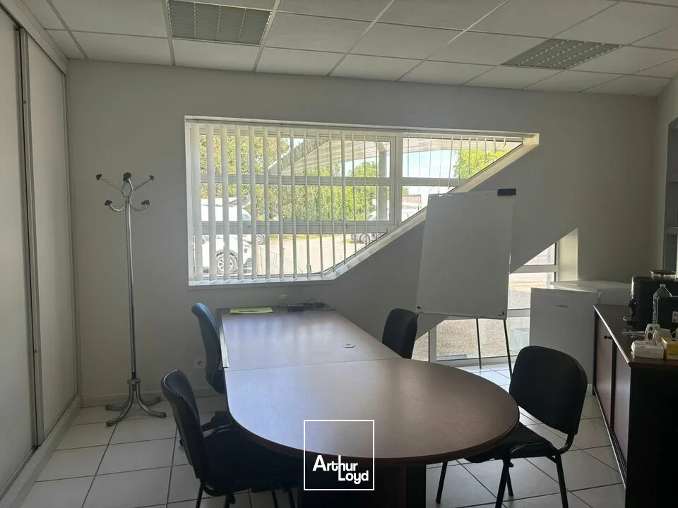 À LOUER  BUREAUX DE 600 M²  PROCHE LA ROCHE-SUR-YON  FONCTIONNELS, LUMINEUX, AVEC PLACES DE PARKING