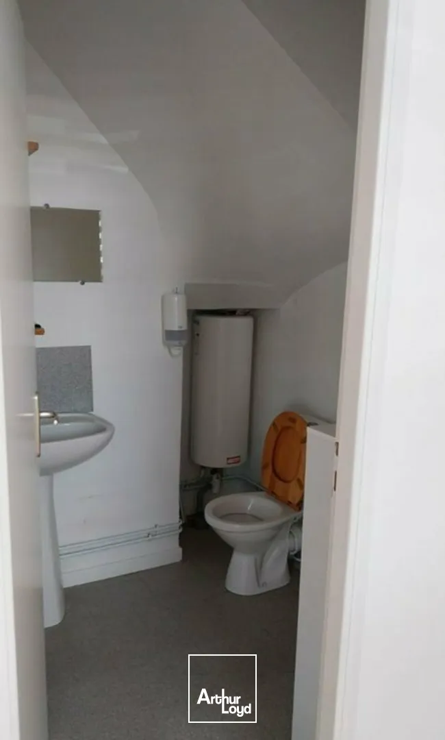 À LOUER  LOCAL COMMERCIAL / BUREAU  CENTRE DES SABLES D'OLONNE  DISPONIBLE RAPIDEMENT