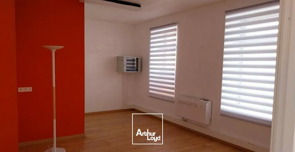 À LOUER  LOCAL COMMERCIAL / BUREAU  CENTRE DES SABLES D'OLONNE  DISPONIBLE RAPIDEMENT