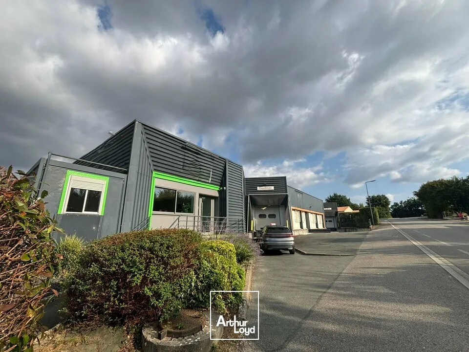 À LOUER  ENSEMBLE ACTIVITÉ + BUREAUX  SAINT-FLORENT-DES-BOIS (RIVES-DE-L'YON)Multiples quais de déchargement  Surface fonctionnelle  À 15 min de La Roche-sur-Yon / 25 min de L...