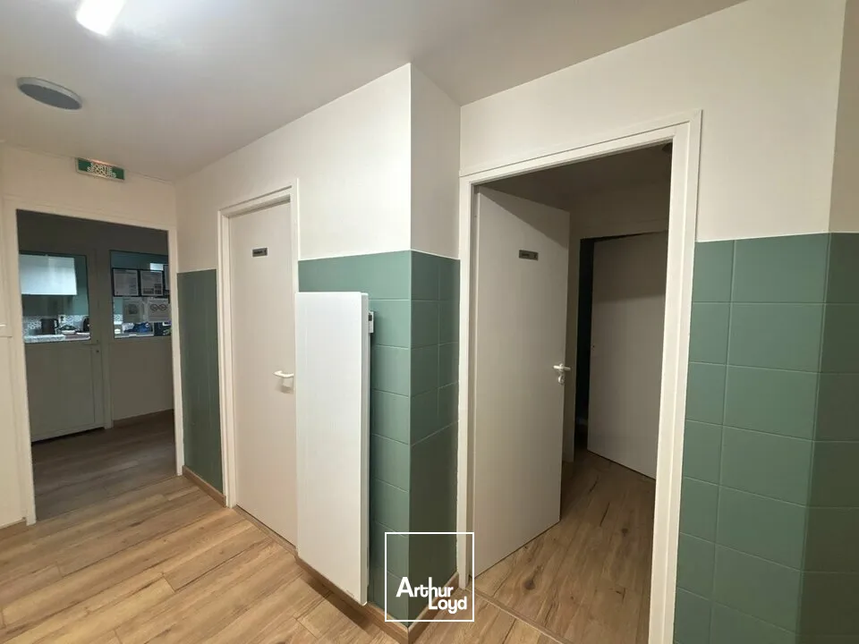 À LOUER  ENSEMBLE ACTIVITÉ + BUREAUX  SAINT-FLORENT-DES-BOIS (RIVES-DE-L'YON)Multiples quais de déchargement  Surface fonctionnelle  À 15 min de La Roche-sur-Yon / 25 min de L...