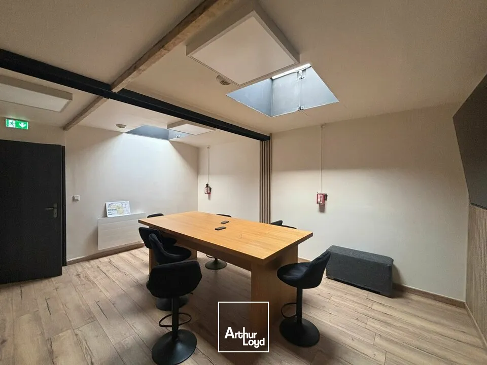 À LOUER  ENSEMBLE ACTIVITÉ + BUREAUX  SAINT-FLORENT-DES-BOIS (RIVES-DE-L'YON)Multiples quais de déchargement  Surface fonctionnelle  À 15 min de La Roche-sur-Yon / 25 min de L...