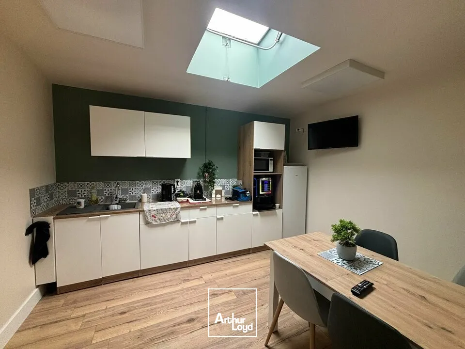 À LOUER  ENSEMBLE ACTIVITÉ + BUREAUX  SAINT-FLORENT-DES-BOIS (RIVES-DE-L'YON)Multiples quais de déchargement  Surface fonctionnelle  À 15 min de La Roche-sur-Yon / 25 min de L...