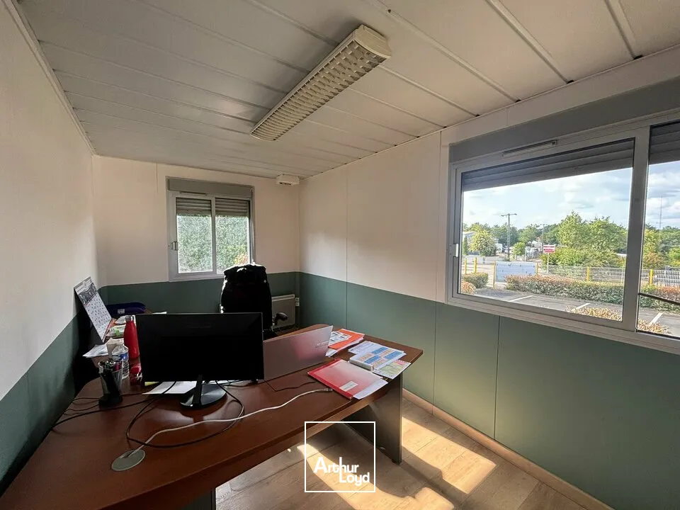 À LOUER  ENSEMBLE ACTIVITÉ + BUREAUX  SAINT-FLORENT-DES-BOIS (RIVES-DE-L'YON)Multiples quais de déchargement  Surface fonctionnelle  À 15 min de La Roche-sur-Yon / 25 min de L...