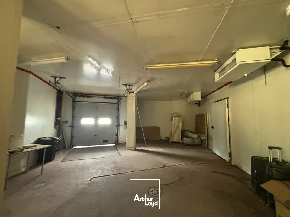 À LOUER  ENSEMBLE ACTIVITÉ + BUREAUX  SAINT-FLORENT-DES-BOIS (RIVES-DE-L'YON)Multiples quais de déchargement  Surface fonctionnelle  À 15 min de La Roche-sur-Yon / 25 min de L...