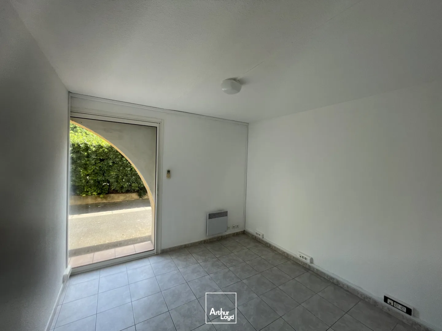 Bureaux 130 m² à louer - Accessibilité PMR et parkings privatifs dans secteur tertiaire dynamique à Béziers