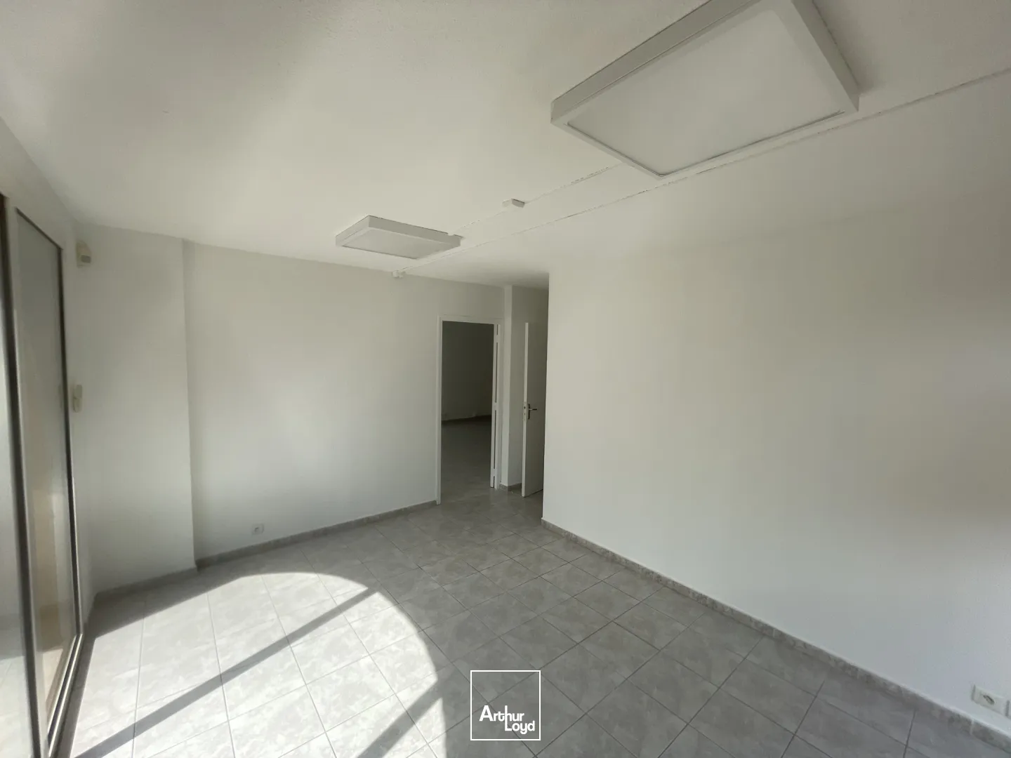 Bureaux 130 m² à louer - Accessibilité PMR et parkings privatifs dans secteur tertiaire dynamique à Béziers