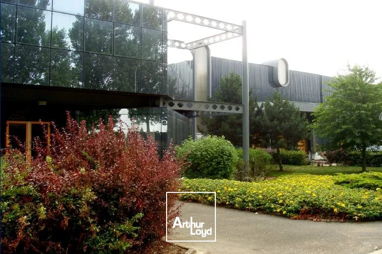 OPPORTUNITÉ EXCEPTIONNELLE : 8 031 m² d'entrepôts logistiques divisibles à louer - À 8 km de Roissy-CDG - Accès direct aux axes majeurs - Prêts à l'emploi avec autorisations ...