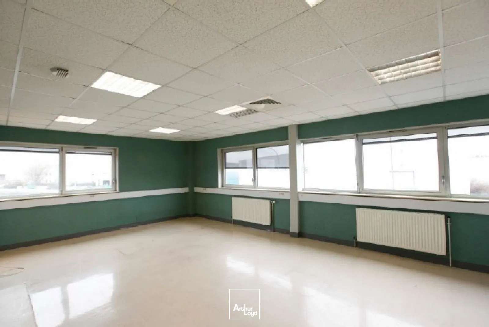 OPPORTUNITÉ EXCEPTIONNELLE : 8 031 m² d'entrepôts logistiques divisibles à louer - À 8 km de Roissy-CDG - Accès direct aux axes majeurs - Prêts à l'emploi avec autorisations ...