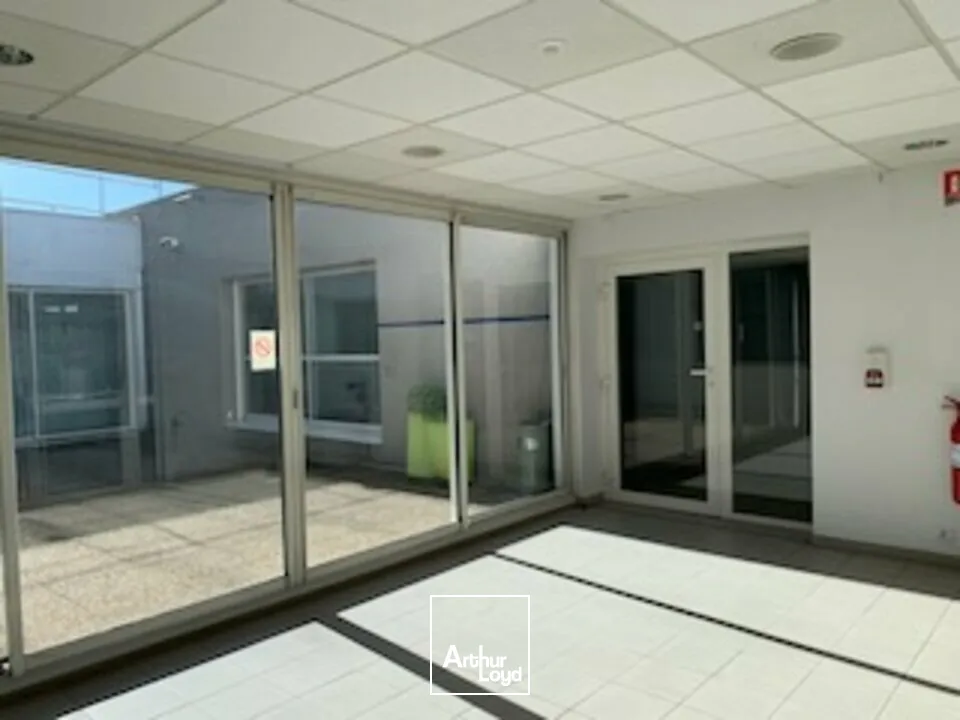 AVIGNON Bureaux disponibles à louer 845 m² DANS UN ENSEMBLE CLOTURE 
