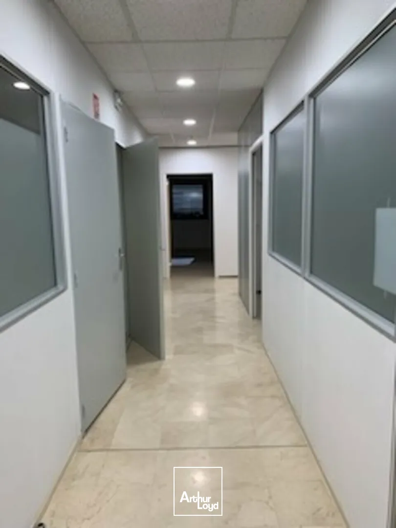 AVIGNON Bureaux disponibles à louer 845 m² DANS UN ENSEMBLE CLOTURE 