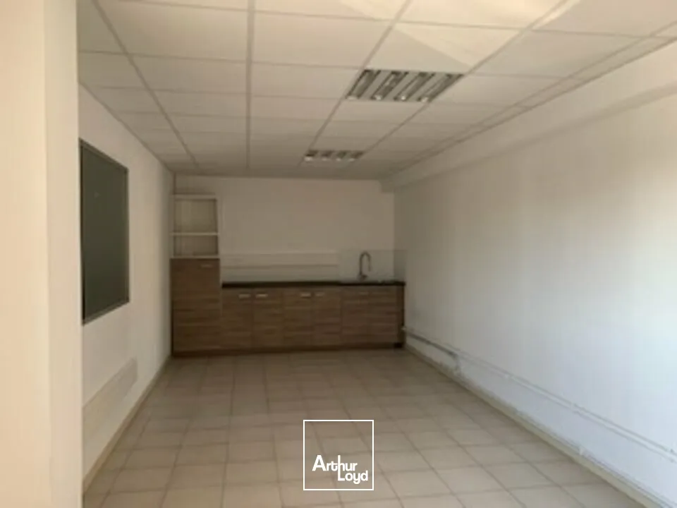 AVIGNON Bureaux disponibles à louer 845 m² DANS UN ENSEMBLE CLOTURE 