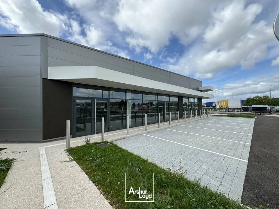 BATIMENT COMMERCIAL FACE IKEA