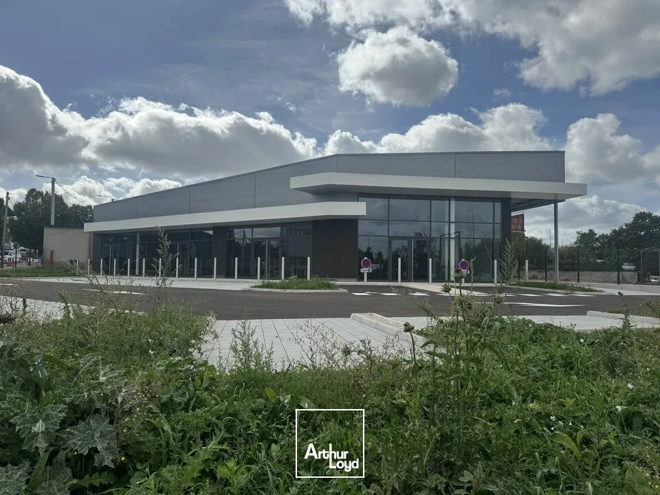 BATIMENT COMMERCIAL FACE IKEA