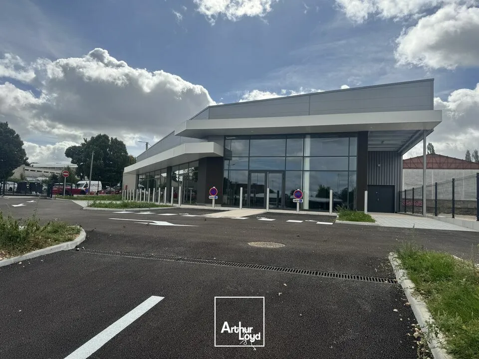 BATIMENT COMMERCIAL FACE IKEA