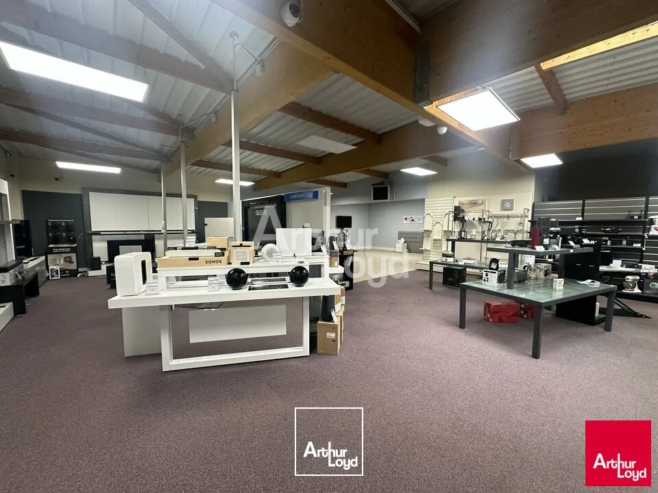 VITRE - LOCAL COMMERCIAL A LOUER - 600 M²
