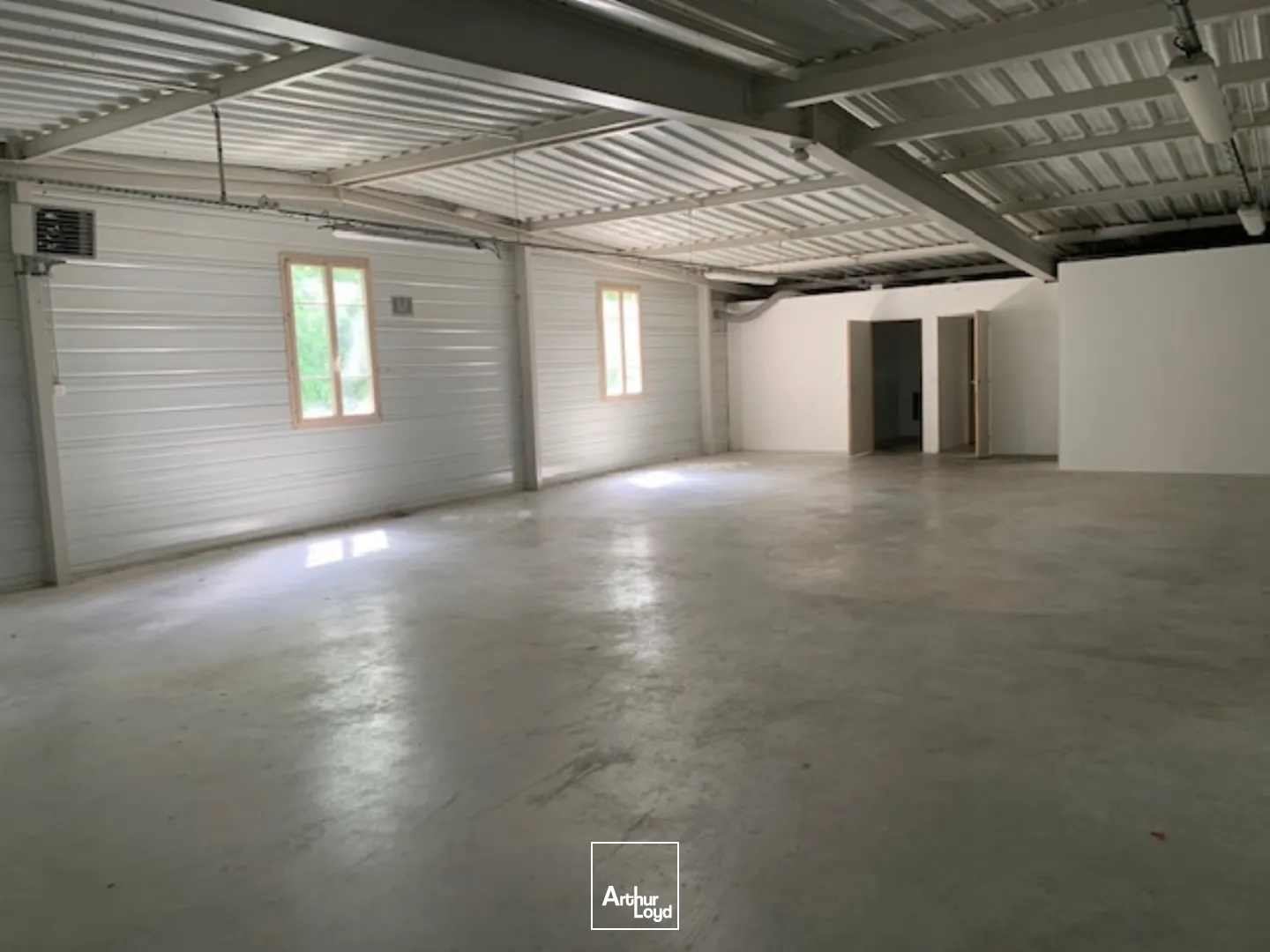 LOCAL ou Bureau - 430 m2 - A LOUER - VILLERS COTTERETS