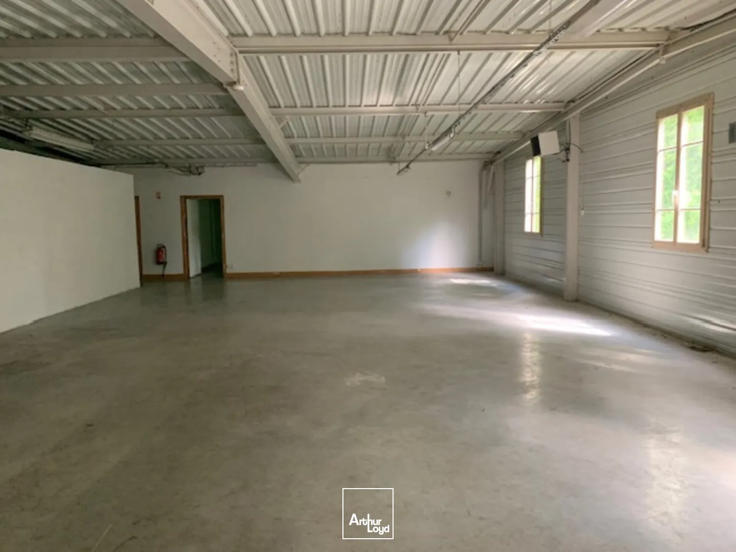 LOCAL ou Bureau - 430 m2 - A LOUER - VILLERS COTTERETS