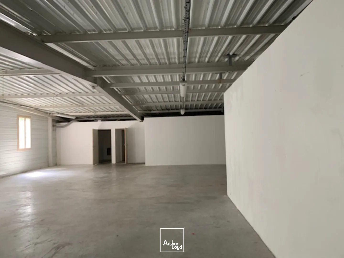 LOCAL ou Bureau - 430 m2 - A LOUER - VILLERS COTTERETS