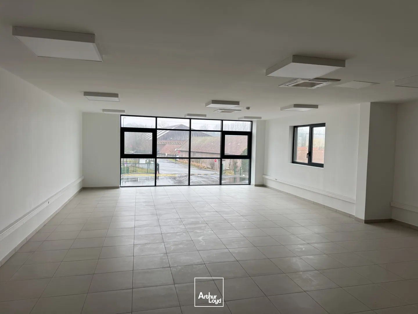 ENTREPOT LOGISTIQUE à LOUER ZI BONDUES secteur Ravennes les Francs proche TOURCOING entrepot / local d'activité / bureaux disponible à la location site privatif emplacement de quali...