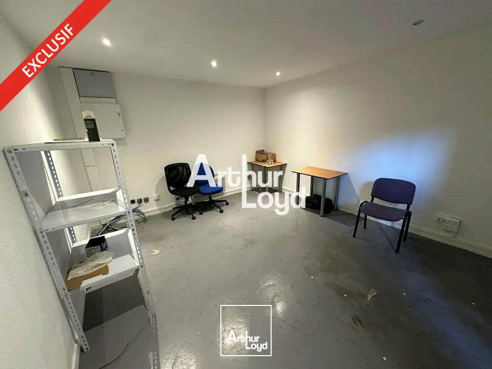 Locaux mixtes avec 2 quais à la location