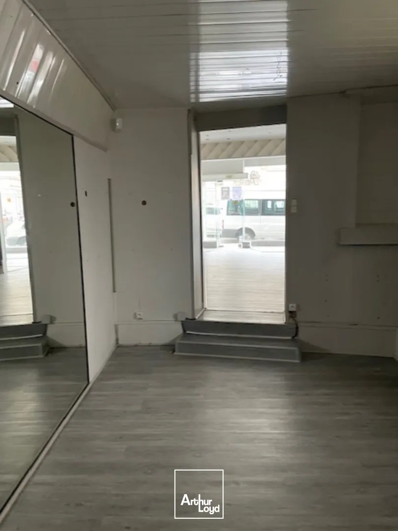 Centre ville Soissons - Local commercial lumineux avec vitrine de 70 m2 environ disponible immédiatement à la location.