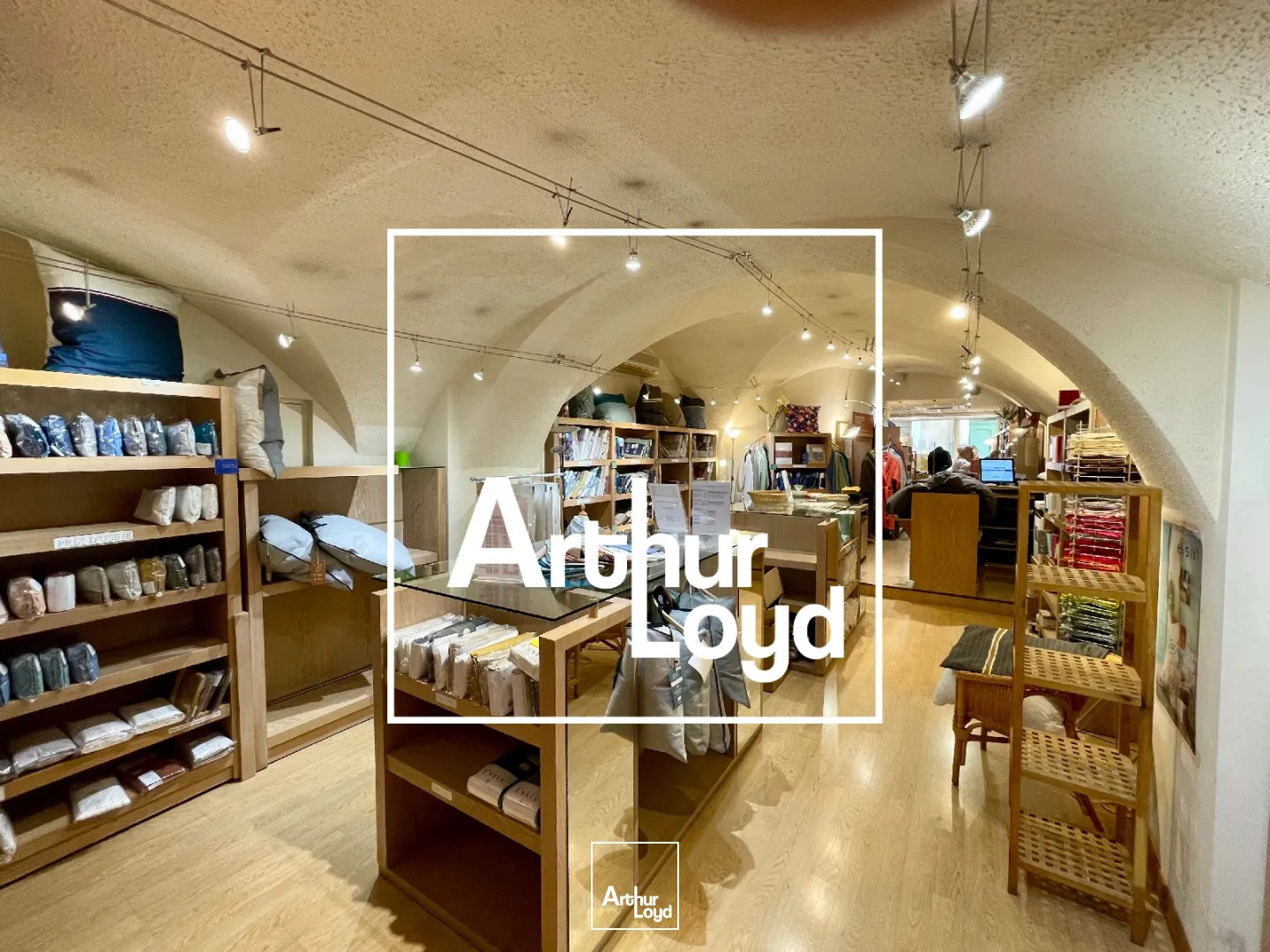 BAIL A CEDER - LOCAL CENTRE VILLE - NIMES - 60 M2 - VITRINE ANGLE