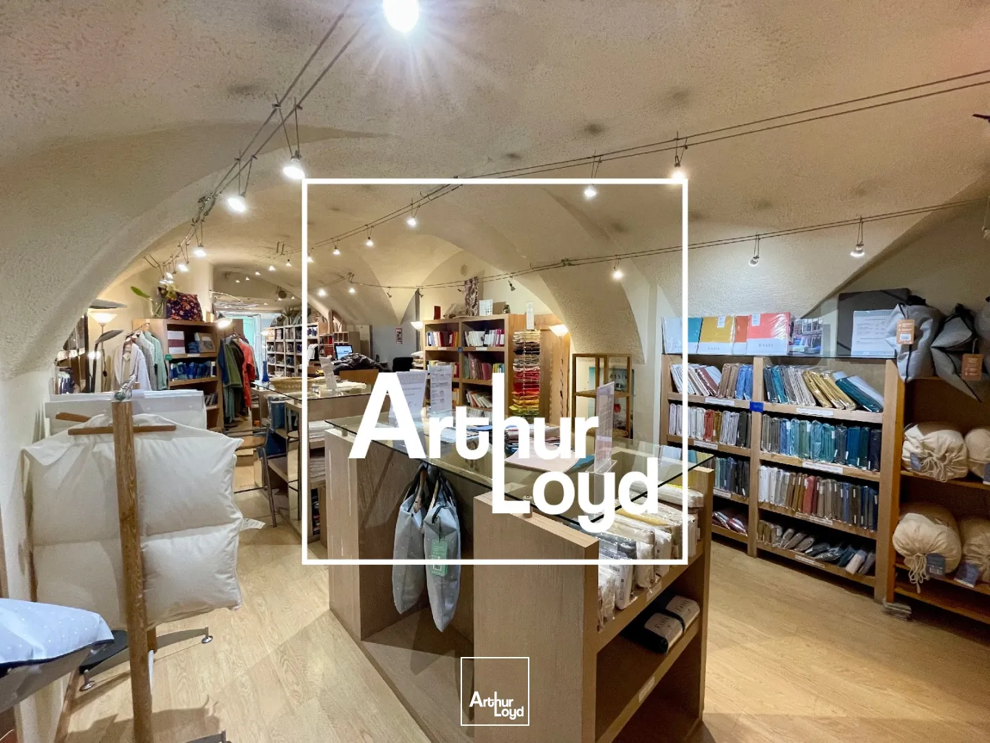 BAIL A CEDER - LOCAL CENTRE VILLE - NIMES - 60 M2 - VITRINE ANGLE