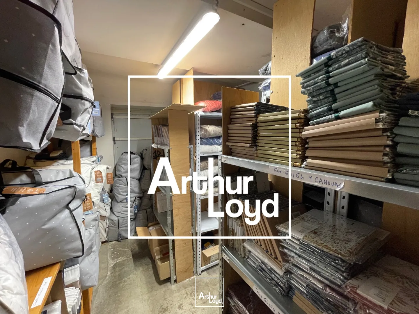 BAIL A CEDER - LOCAL CENTRE VILLE - NIMES - 60 M2 - VITRINE ANGLE