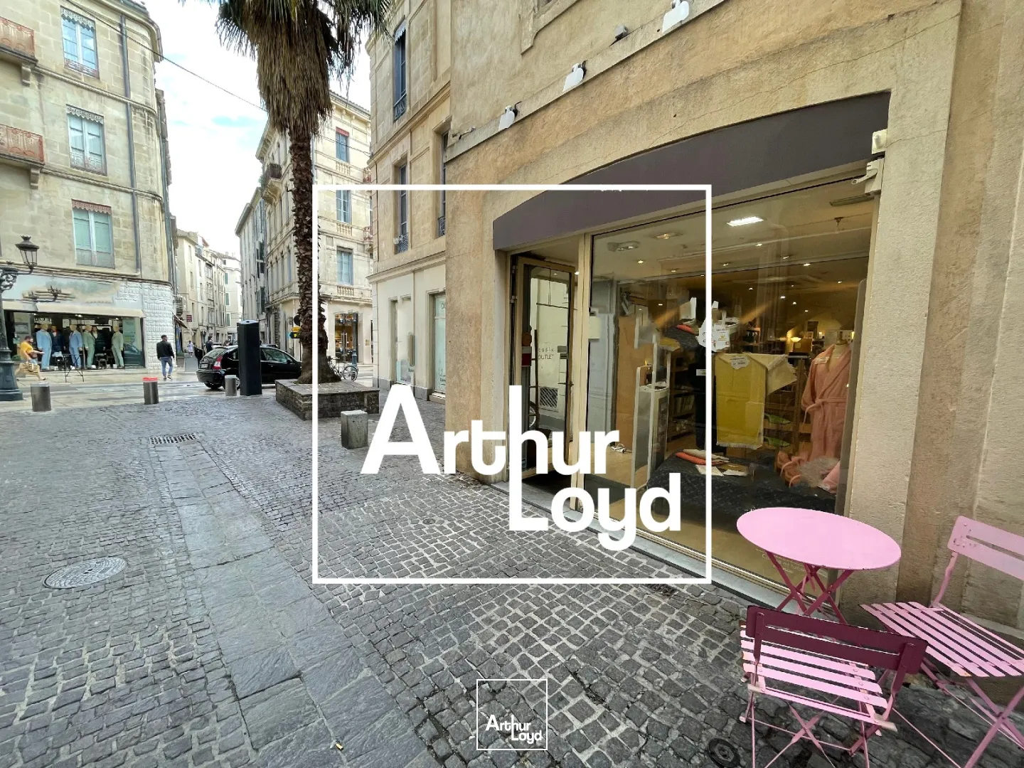 BAIL A CEDER - LOCAL CENTRE VILLE - NIMES - 60 M2 - VITRINE ANGLE