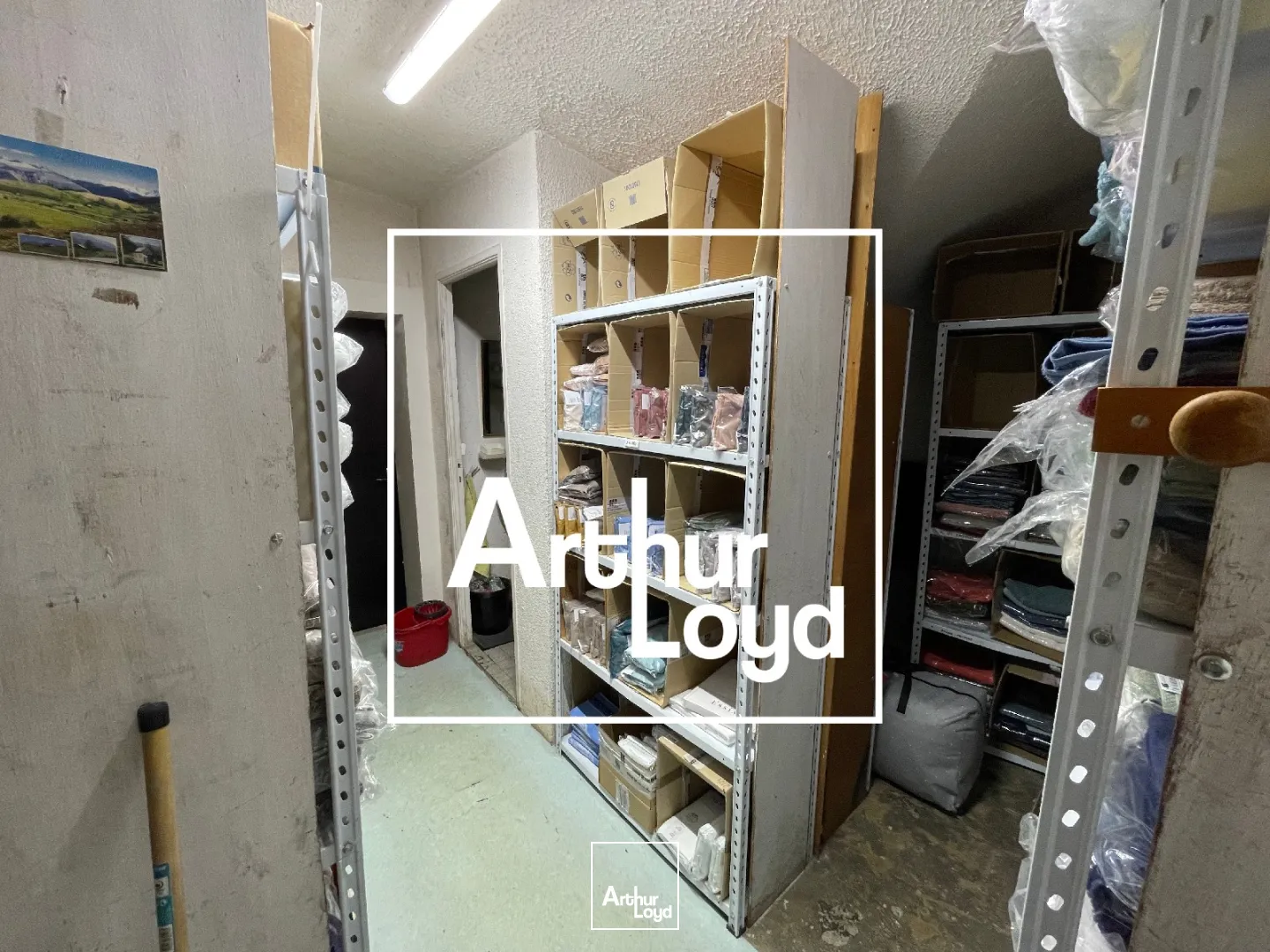 BAIL A CEDER - LOCAL CENTRE VILLE - NIMES - 60 M2 - VITRINE ANGLE