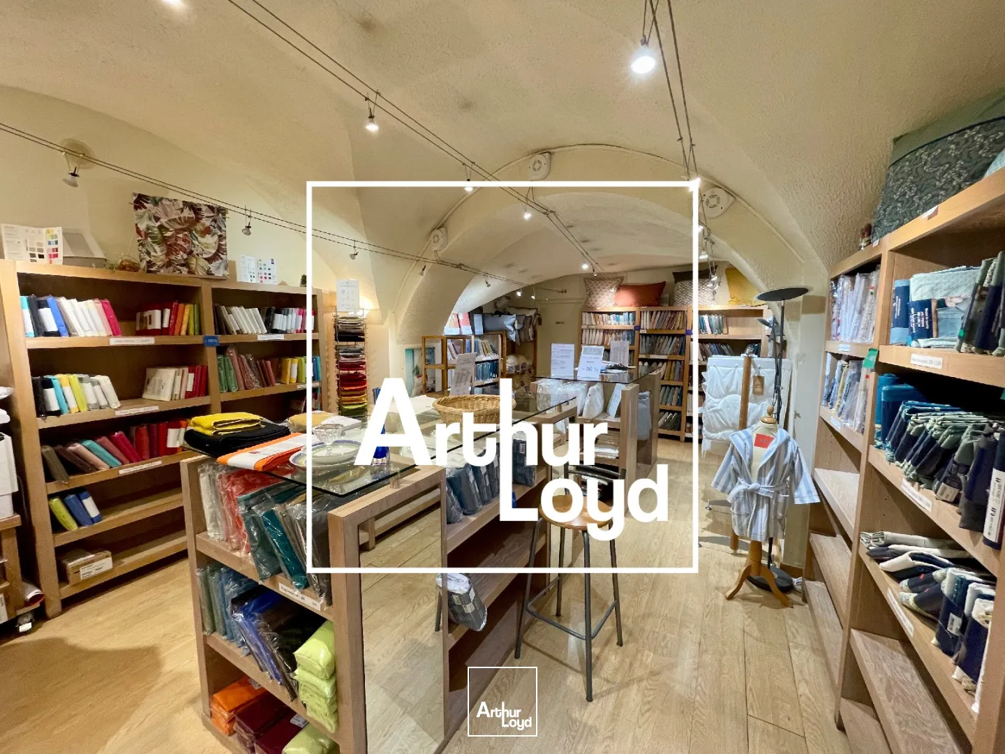 BAIL A CEDER - LOCAL CENTRE VILLE - NIMES - 60 M2 - VITRINE ANGLE