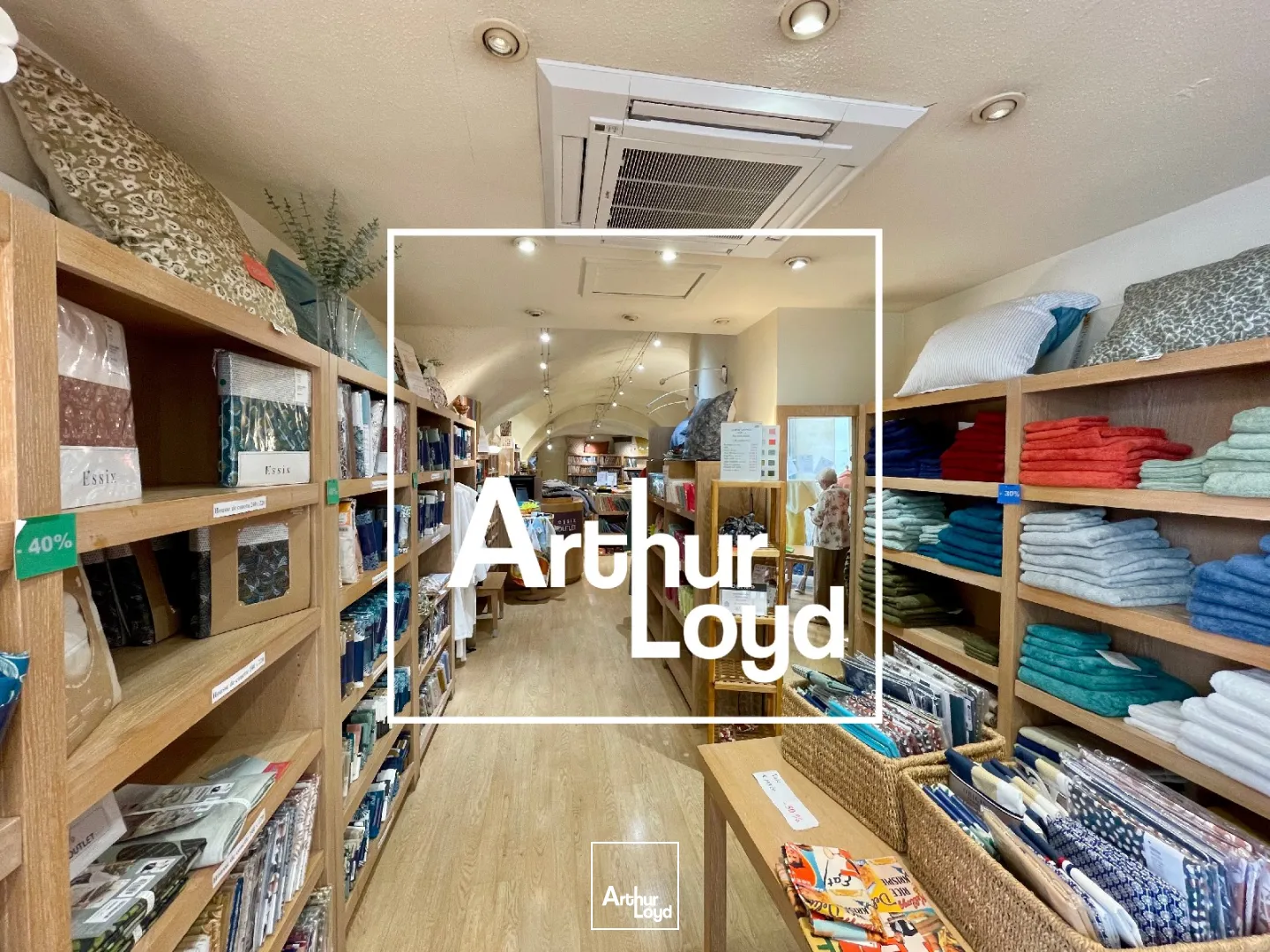 BAIL A CEDER - LOCAL CENTRE VILLE - NIMES - 60 M2 - VITRINE ANGLE