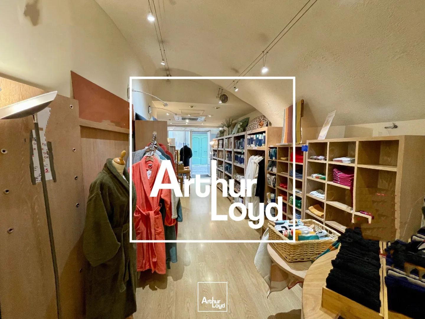 BAIL A CEDER - LOCAL CENTRE VILLE - NIMES - 60 M2 - VITRINE ANGLE