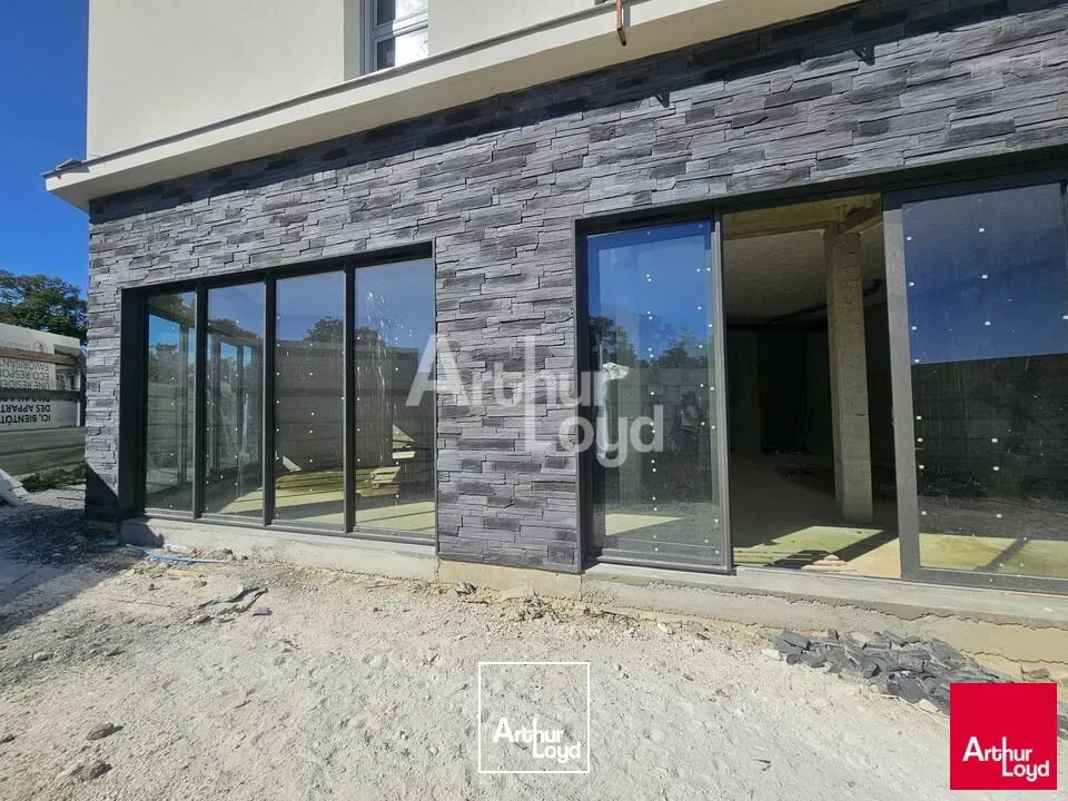 AVRILLE LOCAL COMMERCIAL DE 190 M² A VENDRE AVEC BELLE VISIBILITE 