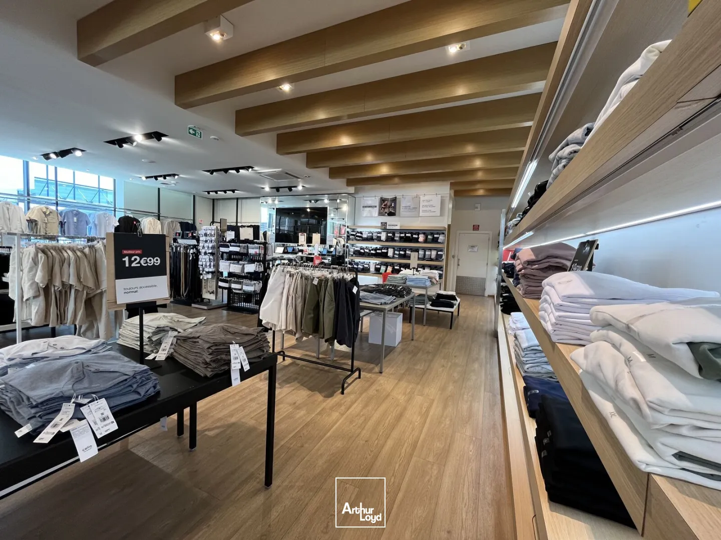 A LOUER - LOCAL COMMERCIAL - SAINT-MAXIMIN - 347 M2