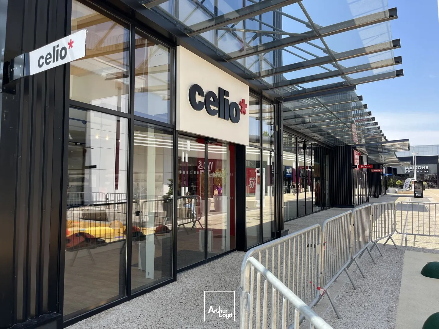 A LOUER - LOCAL COMMERCIAL - SAINT-MAXIMIN - 347 M2