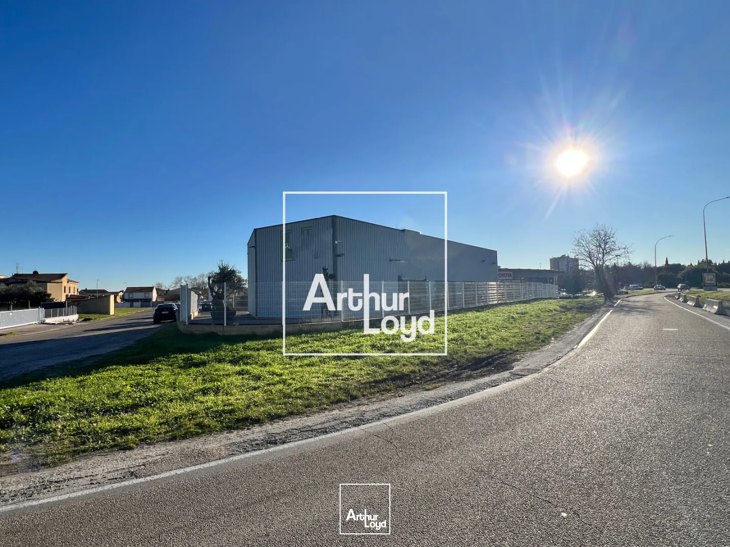 Excellente visibilité - Local à louer de 400 m2 - NIMES EST