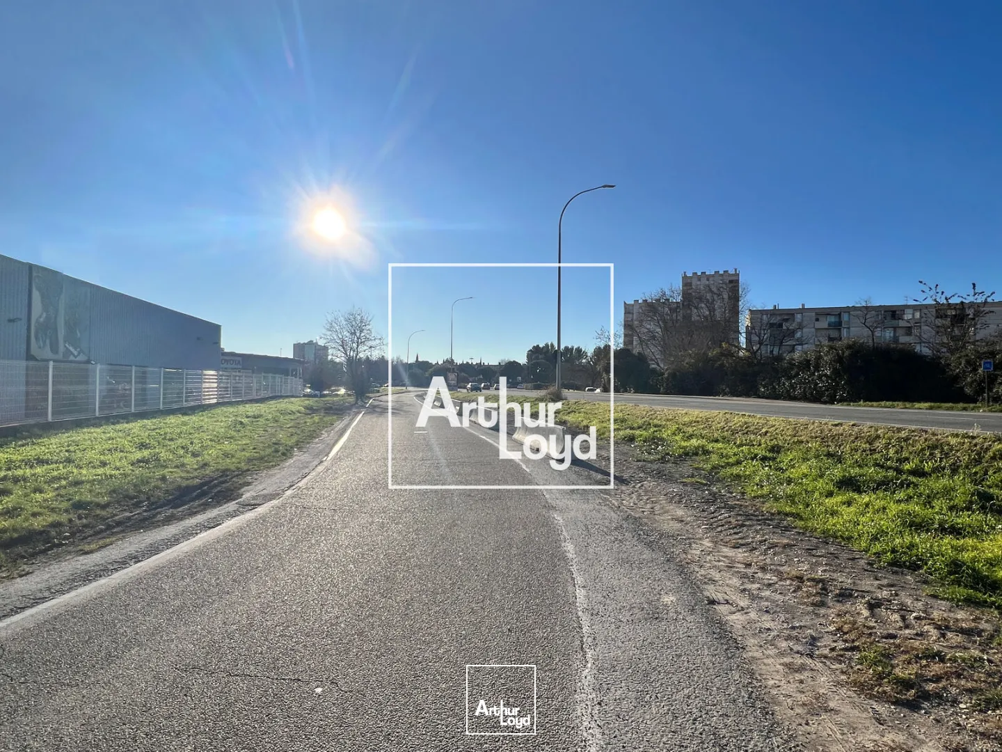 Excellente visibilité - Local à louer de 400 m2 - NIMES EST