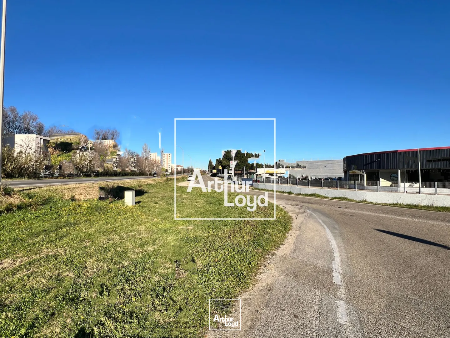 Excellente visibilité - Local à louer de 400 m2 - NIMES EST