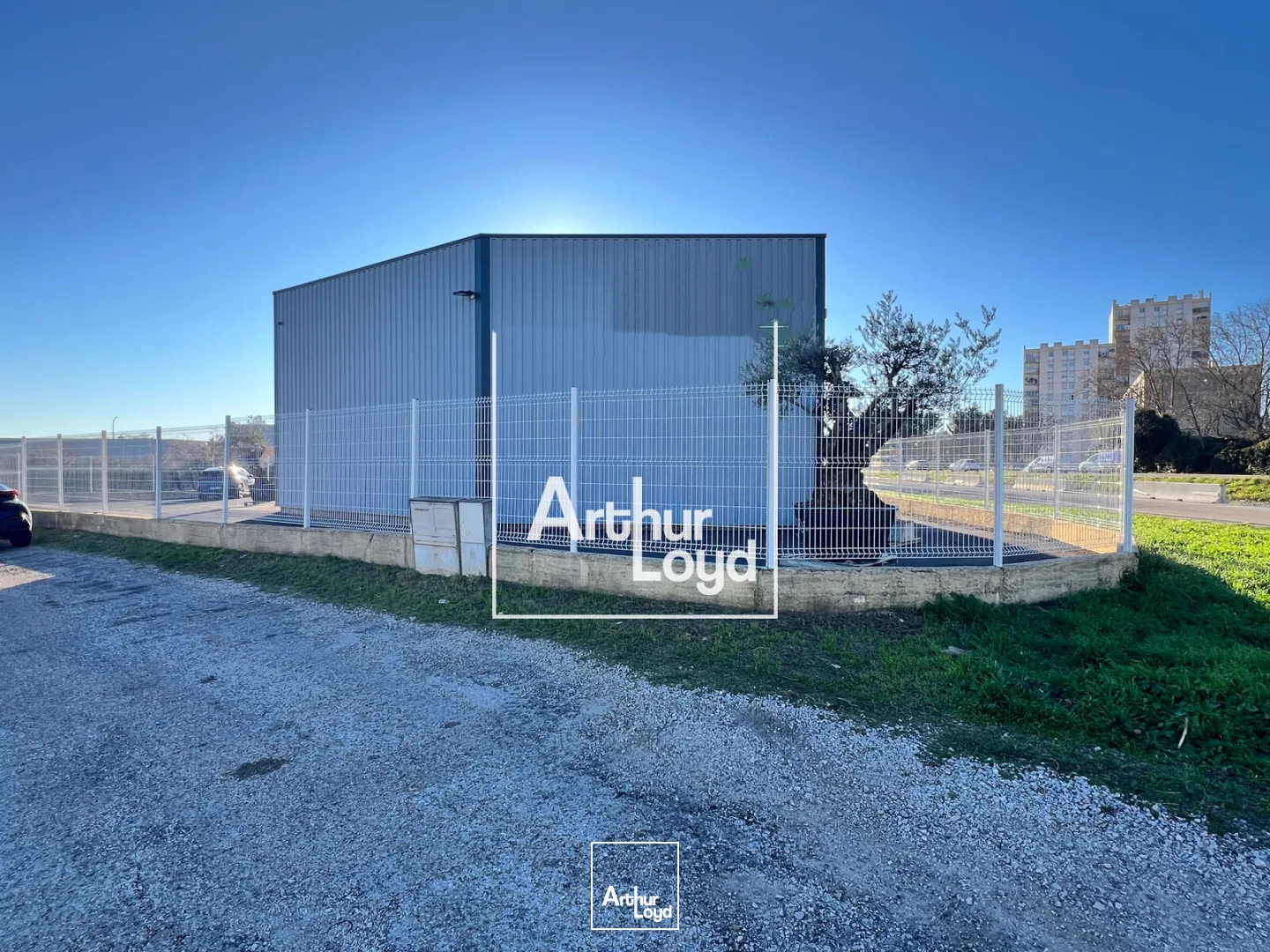 Excellente visibilité - Local à louer de 400 m2 - NIMES EST