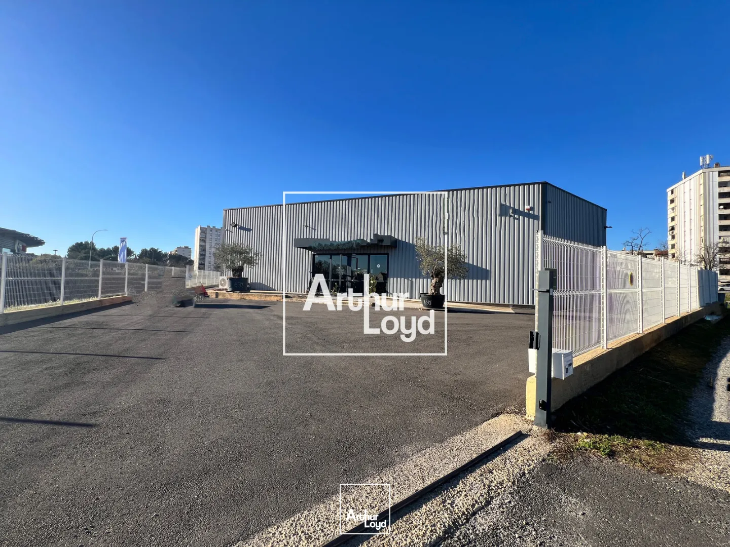 Excellente visibilité - Local à louer de 400 m2 - NIMES EST